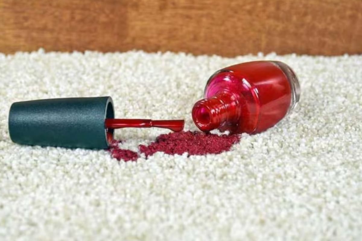 El esmalte tiene solución cuando se te cae sobre un mueble o alfombra