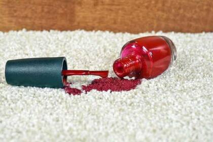 El esmalte tiene solución cuando se te cae sobre un mueble o alfombra