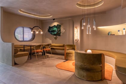 El Espacio 14 propone un espacio de uso flexible inspirado en la estética de las películas de los años 60