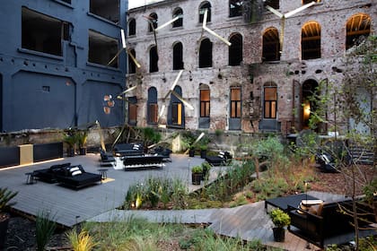 El espacio 18 de Guadalupe Diez se proyectó como un gran espacio con decks y mobiliario de líneas modernas. Sobre la fachada del edificio trepan estructuras doradas de acero inoxidable