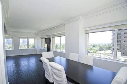 El espacio abierto incluye una gran sala de estar con amplios ventanales, un comedor y una cocina contigua (Foto: The MLS)