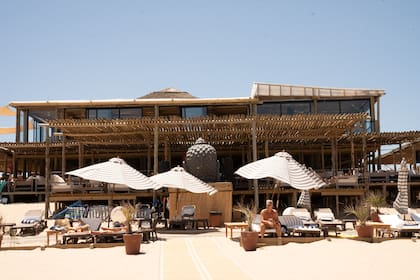 El espacio combina espíritu de playa y estética contemporánea: madera, líneas simples y una ubicación privilegiada que invita a quedarse.