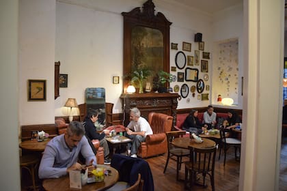 El espacio, con sillones y muebles antiguos, tiene personalidad.