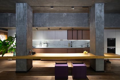 El espacio Concepto Muebles en esta edición de Casa FOA que está abierta hasta el 1 de noviembre, propone esta cocina amplia, con presencia de distintos materiales y texturas