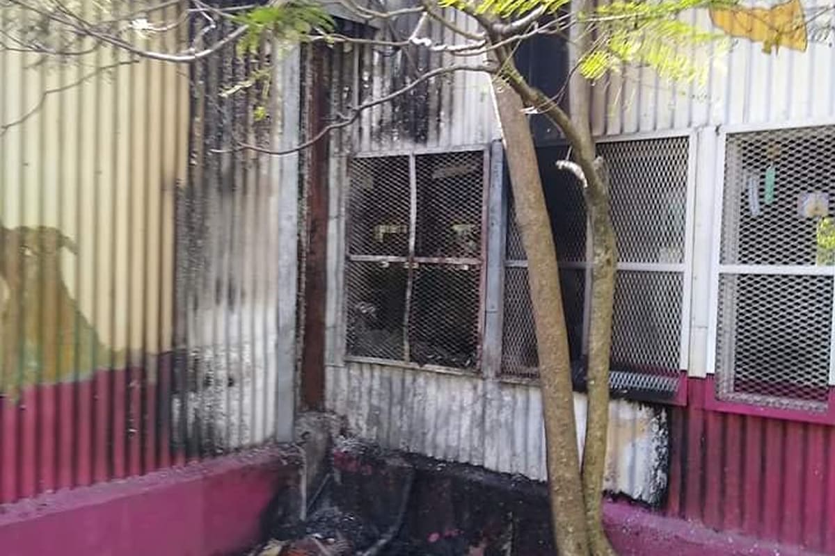 El espacio cultural se ubica en un parque, donde viven personas sin techo, quienes abrían iniciado el fuego; el incidente provocó una pérdida material para la comunidad