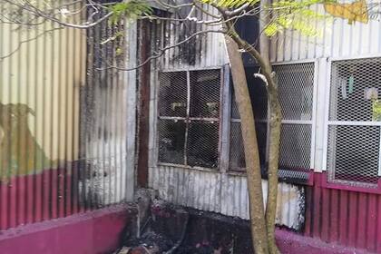 El espacio cultural se ubica en un parque, donde viven personas sin techo, quienes abrían iniciado el fuego; el incidente provocó una pérdida material para la comunidad