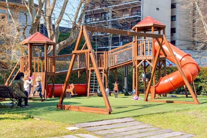 El espacio de juegos para niños se encuentra en el exterior del edificio