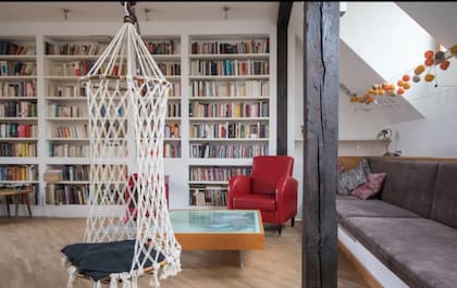 El espacio de lectura complementado con una silla colgante