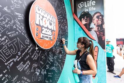 El espacio de Life Seguros fue uno de los más transitados entre shows como base operativa para quienes necesitaban resolver cuestiones simples pero decisivas: dónde dejar la mochila antes de entrar al campo, cómo llegar con batería al cierre del día o dónde encontrarse en medio de una multitud.