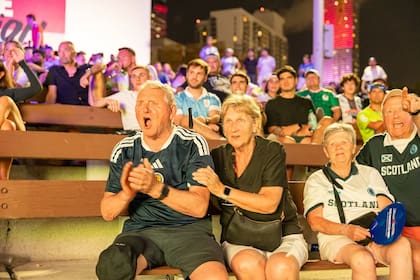 El espacio del FIFA Fan Festival cuenta con pantallas gigantes para la transmisión de partidos en vivo y experiencias interactivas de fútbol
