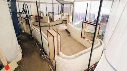 El espacio entre las líneas impresas se llena con cemento para formar la pared