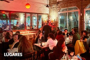 La esquina mítica que revivió gracias a un sándwich de lomito y buena música