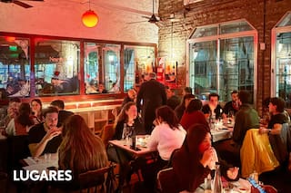 La esquina mítica que revivió gracias a un sándwich de lomito y buena música