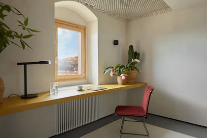 El espacio está pensado con lugares para realizar trabajo a distancia.