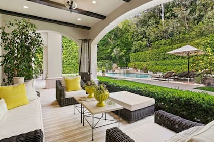 El espacio exterior tiene galería, piscina y jacuzzi