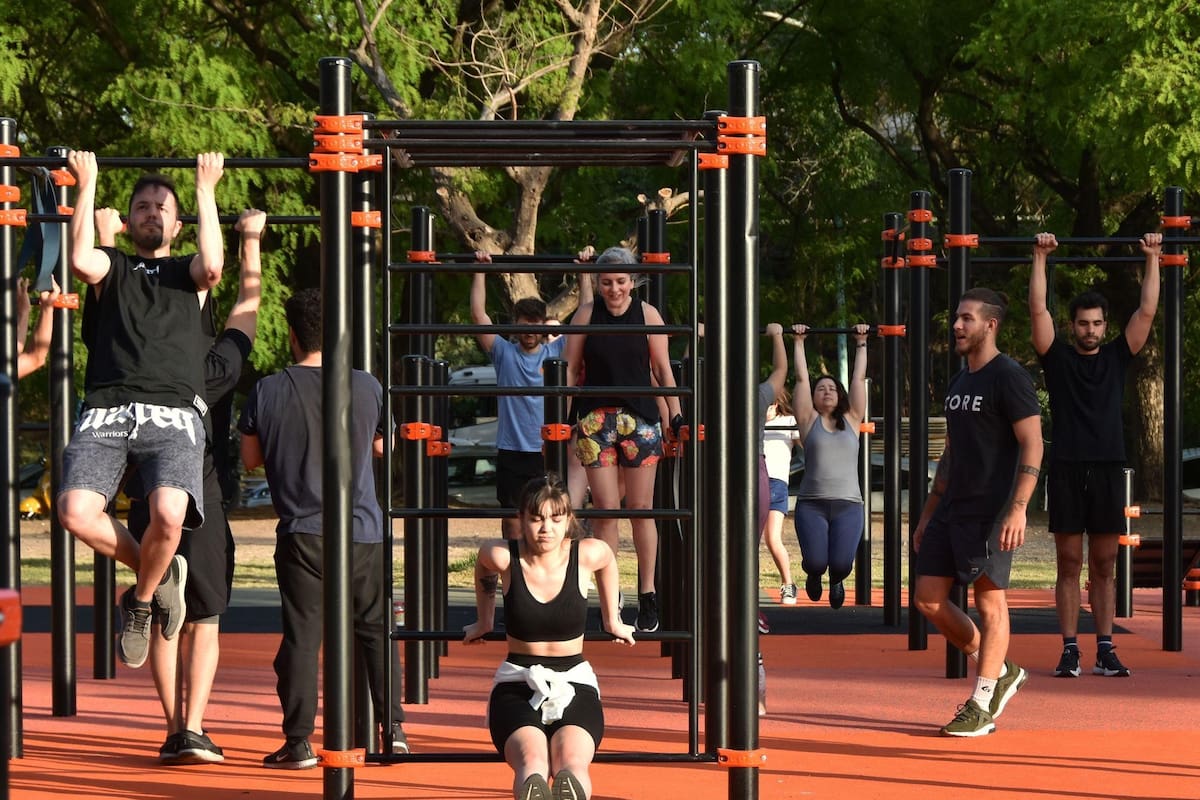 El espacio inaugurado en Plaza República de Haití es el más amplio de la ciudad para la práctica de calistenia
