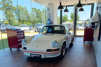 El espacio para clásicos dentro del Porsche Center, con su piso de madera artesanal