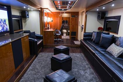 El espacioso interior cuenta con varios sillones, una tele y muchas más comodidades