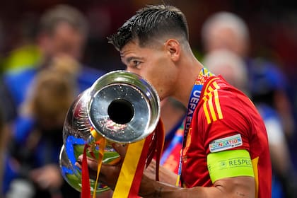 El español Álvaro Morata sostiene el trofeo tras ganar la final de la Eurocopa ante Inglaterra en Berlín, Alemania el domingo 14 de julio del 2024. (AP Foto/Manu Fernandez)