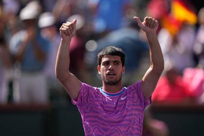 El español Carlos Alcaraz celebra al vencer al húngaro Fabian Morazsan para avanzar a cuartos de final de Indian Wells el martes 12 de marzo del 2024. (AP Foto/Mark J. Terrill)