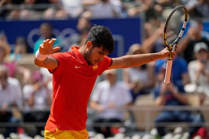 El español Carlos Alcaraz celebra tras derrotar al canadiense Felix Auger-Aliassime en las semifinales del torneo de tenis de los Juegos Olímpicos de París, el viernes 2 de agosto de 2024. (AP Foto/Andy Wong)