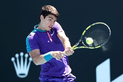 El español Carlos Alcaraz contra el holandés Botic Van de Zandschulp durante su partido individual masculino en la segunda jornada del torneo de tenis del Abierto de Australia en Melbourne el 9 de febrero de 2021
