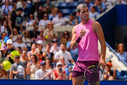 El español Carlos Alcaraz doblegó al italiano Luciano Darderi y avanzó a los octavos de final del Abierto de Estados Unidos, tras llevar preocupación por su rodilla derecha
