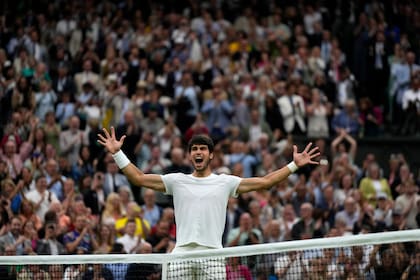 El español Carlos Alcaraz, número 1 del mundo, barrió a Daniil Medvedev y está en su primera final de Wimbledon