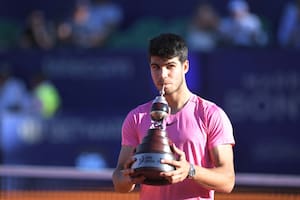 El español Carlos Alcaraz venció al británico Cameron Norrie y conquistó el ATP 250 de Buenos Aires; en la imagen, con el trofeo del certamen