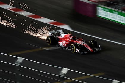 El español Carlos Sáinz conduce su Ferrari en la segunda práctica para el Gran Premio de Las Vegas de la Fórmula Uno, el viernes 17 de noviembre de 2023 (AP Foto/John Locher)