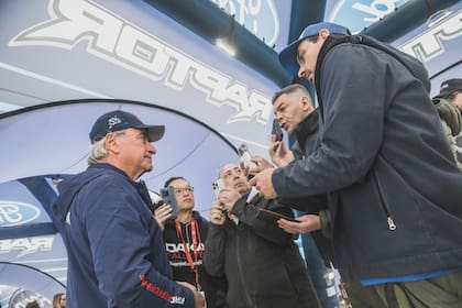 El español Carlos Sainz conversa con periodistas antes de la etapa