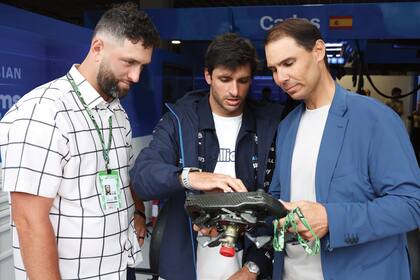 El español Carlos Sainz, piloto de Williams, charla en el box de Aston Martin con el golfista vasco Jon Rahm y el ex tenista Rafa Nadal