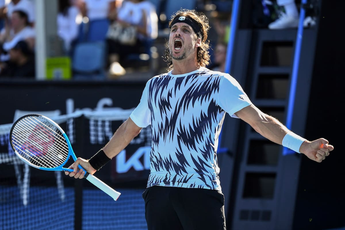 El español Feliciano López celebra su victoria contra el australiano Li Tu durante su partido individual masculino en el segundo día del torneo de tenis Abierto de Australia en Melbourne el 9 de febrero de 2021