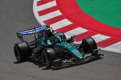 El español Fernando Alonso con su Aston Martin