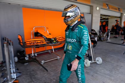 El español Fernando Alonso, piloto de Aston Martin, camina por los pits durante las prácticas para el Gran Premio de México, el sábado 26 de octubre de 2024 (AP Photo/Moises Castillo)