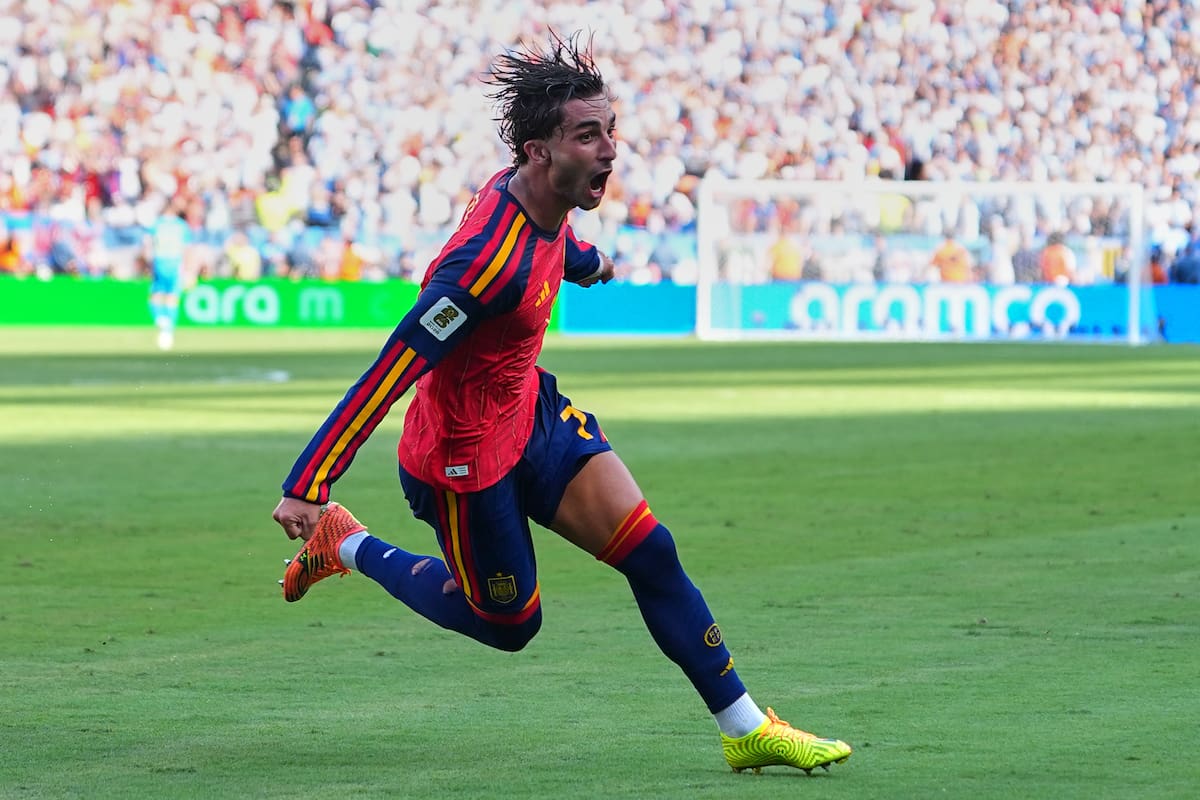 El español Ferran Torres celebra tras anotar en la final de la Copa Mundial ante Argentina el doming