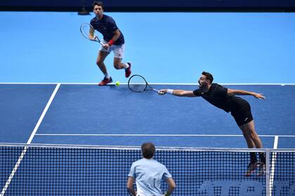 El español Horacio Zeballos (izq.) Y el español Marcel Granollers (der.) Regresan al brasileño Bruno Soares y al croata Mate Pavic en su partido de dobles masculinos en el cuarto día del torneo de tenis de las Finales ATP World Tour en el O2 Arena de Londres el 18 de noviembre. , 2020.