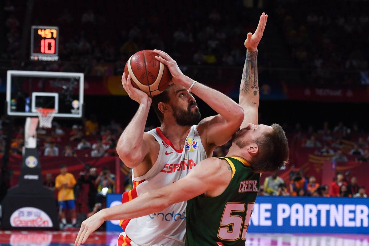 El español Marc Gasol maniobra para anotar un doble frente a Australia