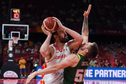 El español Marc Gasol maniobra para anotar un doble frente a Australia
