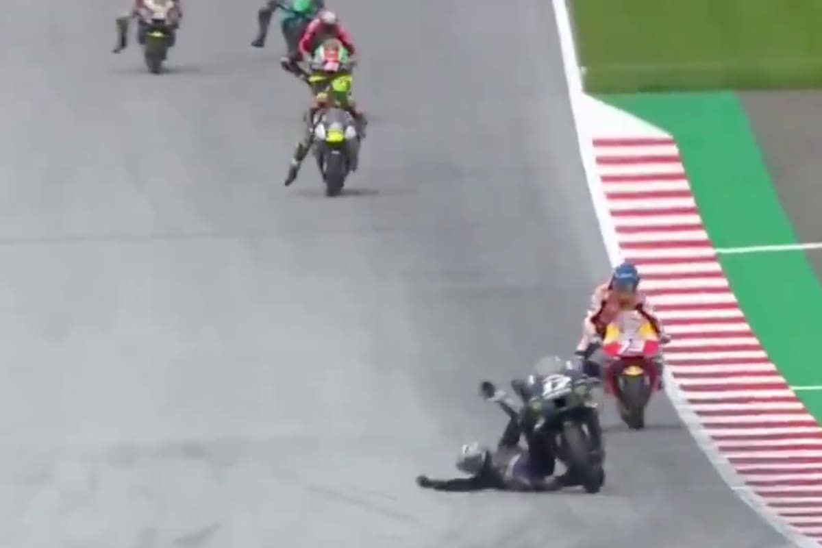 El español Maverick Viñales se baja de la moto a 220 kilómetros por hora cuando advierte que la máquina no responde