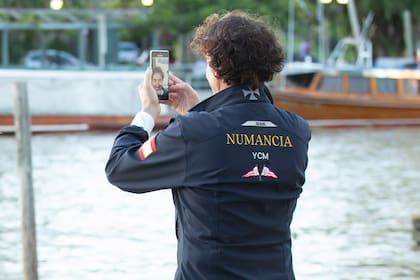 El español, que estudió Business Administration, en Florida, Estados Unidos, es empresario del sector inmobiliario y también de las telecomunicaciones: en 1984, fundó TeleSat, una compañía de venta de antenas parabólicas; y, en 1986, creó una empresa de telefonía móvil.