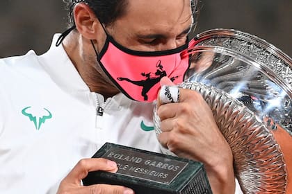 Rafael Nadal se emocionó con el 13er triunfo en Roland Garros, donde le ganó la final a Novak Djokovic por 6-0, 6-2 y 7-5