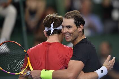 El español Rafael Nadal (derecha) abraza al noruego Casper Ruud, a quien derrotó en un partido de exhibición realizado en Buenos Aires el miércoles 23 de noviembre de 2022 (AP Foto/Gustavo Garello)