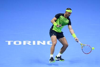 El español Rafael Nadal hace una devolución al canadiense Felix Auger-Aliassime durante su encuentro de las Finales de la ATP, el martes 15 de noviembre de 2022 (Nicolo' Campo/LaPresse via AP)