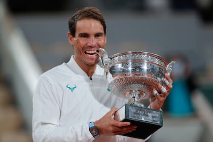 El español Rafael Nadal con el trofeo de campeón de Roland Garros 2020, el 13° y último que ganó.