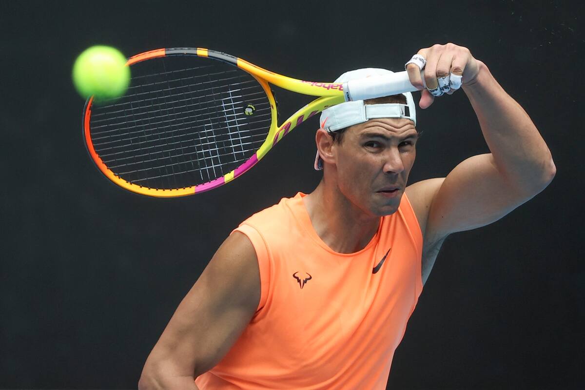 El español Rafael Nadal realiza un golpe de derecha durante la sesión de práctica previa al Abierto de Australia en Melbourne, Australia, el domingo 7 de febrero de 2021