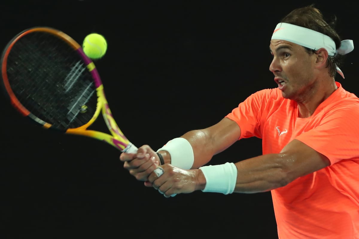 El español Rafael Nadal regresa contra el estadounidense Michael Mmoh durante su partido de individuales masculinos en el cuarto día del torneo de tenis del Abierto de Australia en Melbourne el 11 de febrero de 2021.