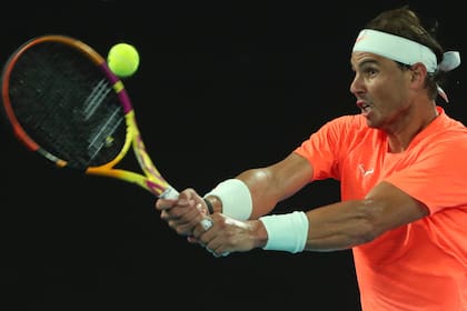 El español Rafael Nadal regresa contra el estadounidense Michael Mmoh durante su partido de individuales masculinos en el cuarto día del torneo de tenis del Abierto de Australia en Melbourne el 11 de febrero de 2021.