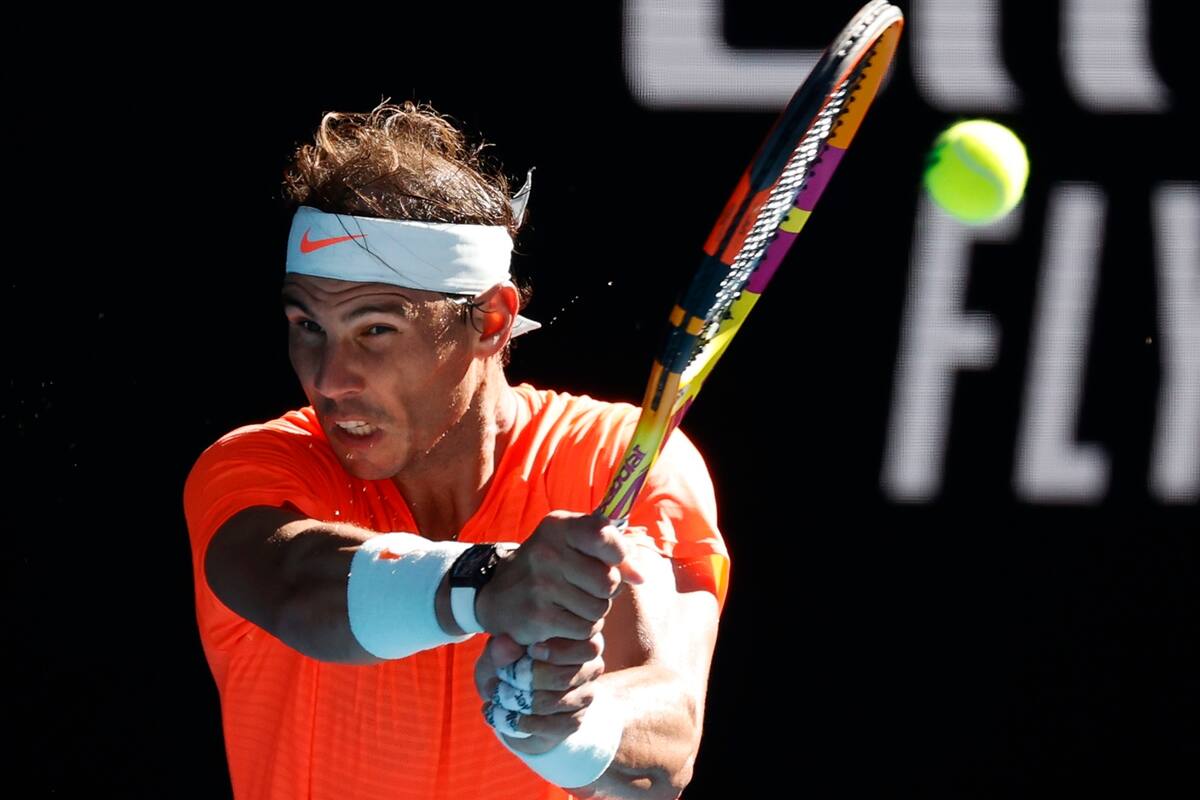 El español Rafael Nadal venció al serbio Laslo Djere durante su partido individual masculino en el segundo día del torneo de tenis del Abierto de Australia en Melbourne el 9 de febrero de 2021