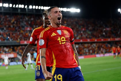 El español Yeremy Pino celebra con Niko Williams tras anotar el encuentro de la fase de grupos de la Liga de Naciones ante Suiza el lunes 18 de noviembre del 2024. (AP Foto/Angel Fernandez)